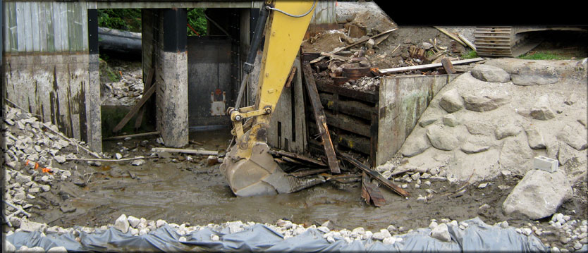 Excavatrice creusant dans un barrage