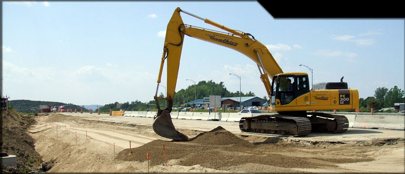 excavatrice oeuvrant sur une autoroute